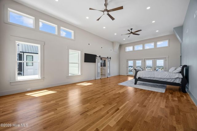 208 Radio Island Road, Morehead City, NC 28557