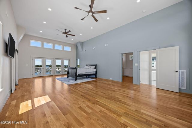 208 Radio Island Road, Morehead City, NC 28557