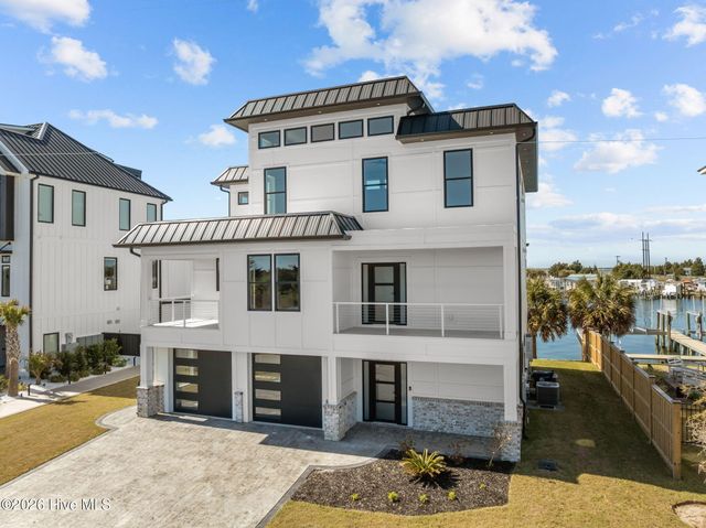 208 Radio Island Road, Morehead City, NC 28557
