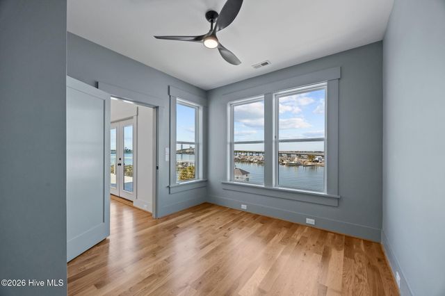 208 Radio Island Road, Morehead City, NC 28557