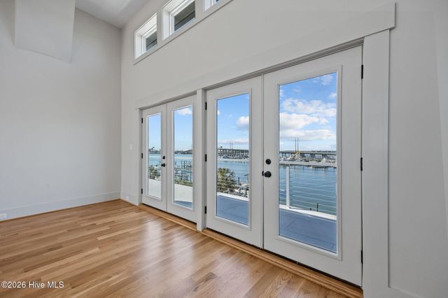 208 Radio Island Road, Morehead City, NC 28557