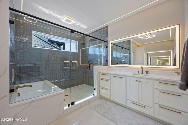 208 Radio Island Road, Morehead City, NC 28557