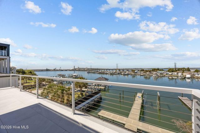 208 Radio Island Road, Morehead City, NC 28557