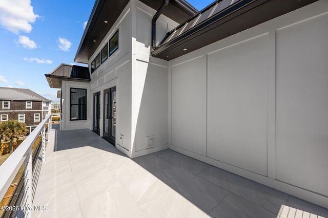 208 Radio Island Road, Morehead City, NC 28557