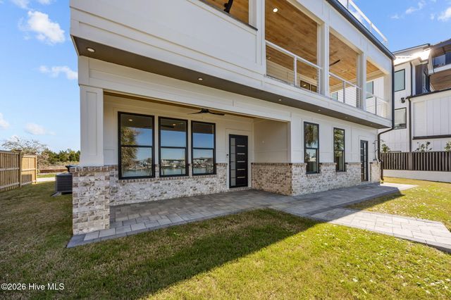 208 Radio Island Road, Morehead City, NC 28557