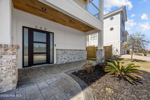 208 Radio Island Road, Morehead City, NC 28557