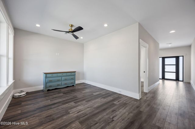 208 Radio Island Road, Morehead City, NC 28557