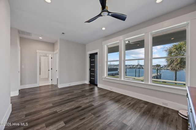 208 Radio Island Road, Morehead City, NC 28557