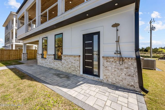 208 Radio Island Road, Morehead City, NC 28557