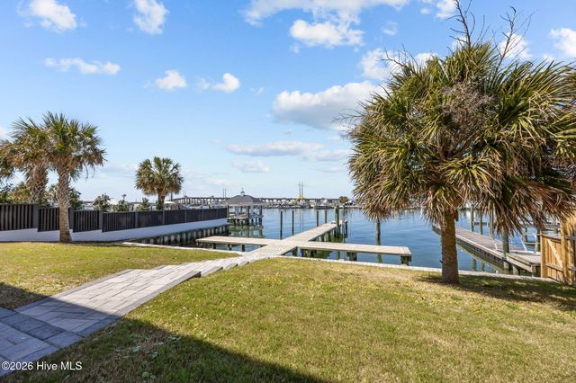 208 Radio Island Road, Morehead City, NC 28557