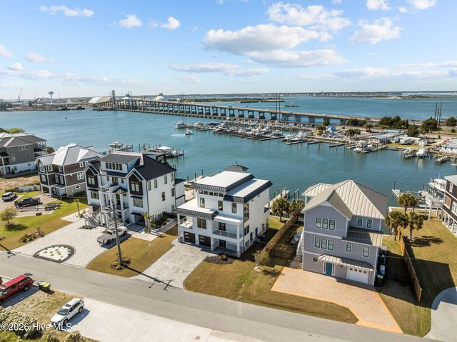 208 Radio Island Road, Morehead City, NC 28557