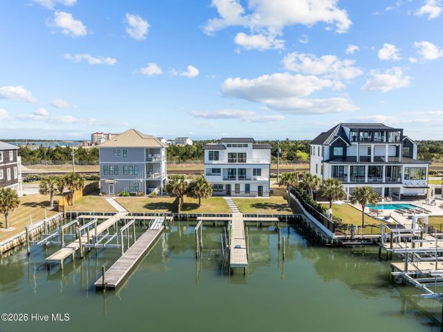 208 Radio Island Road, Morehead City, NC 28557