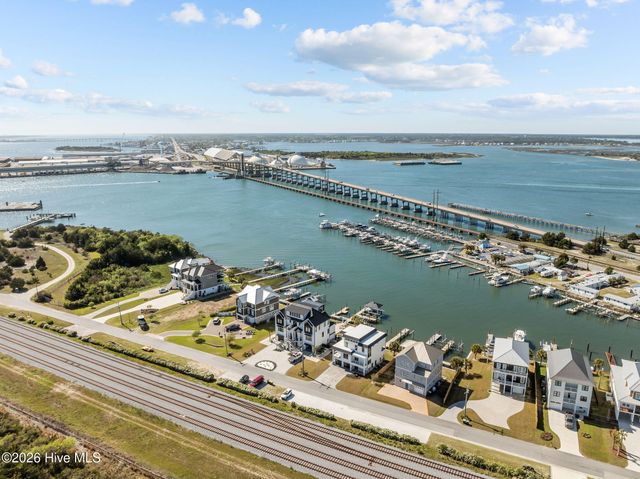 208 Radio Island Road, Morehead City, NC 28557