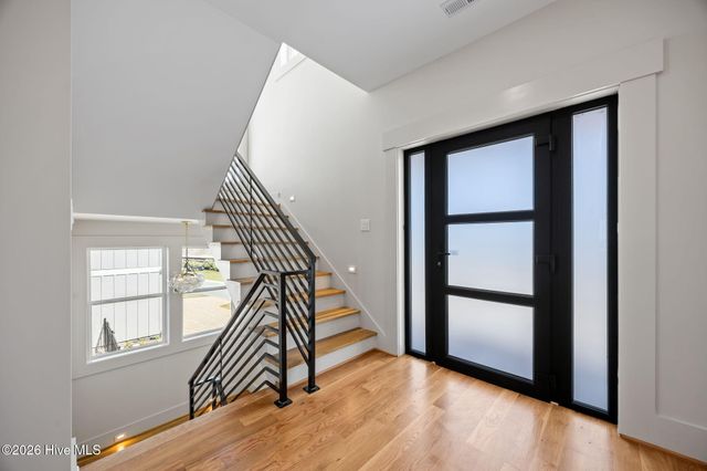 208 Radio Island Road, Morehead City, NC 28557