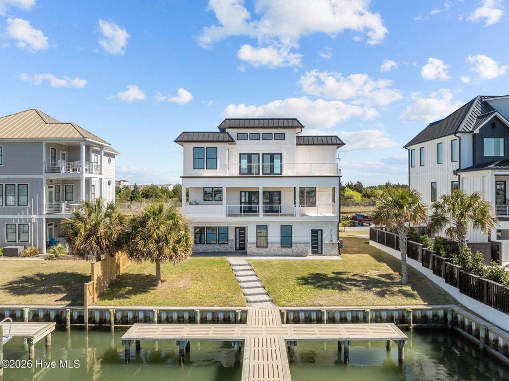 208 Radio Island Road, Morehead City, NC 28557