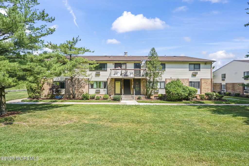 903 Cricket Lane, Woodbridge, NJ 07095