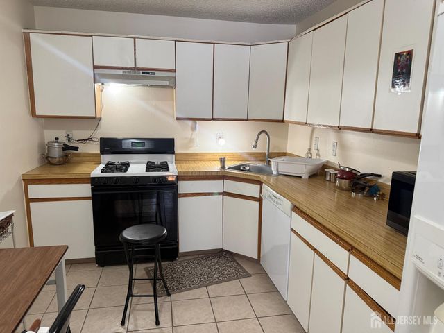 207 Darwin Lane, North Brunswick, NJ 08902