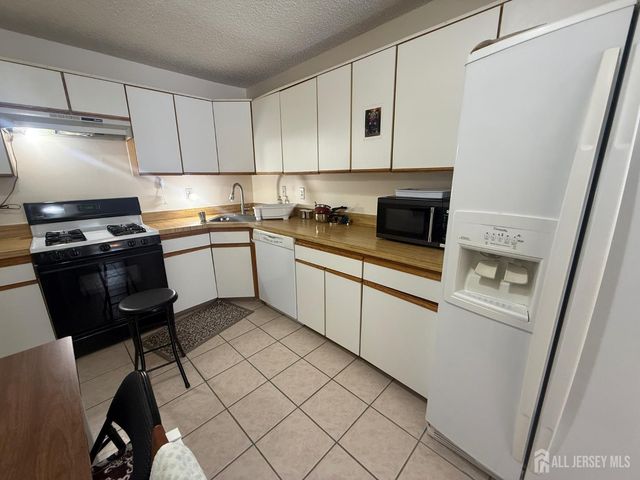 207 Darwin Lane, North Brunswick, NJ 08902