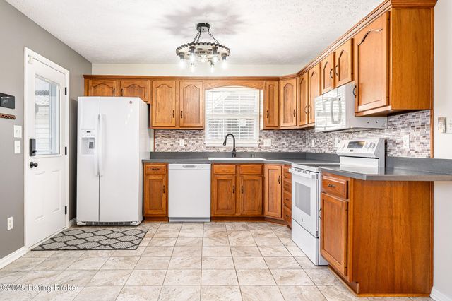 7701 Beagle Pl, Louisville, KY 40219