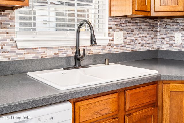 7701 Beagle Pl, Louisville, KY 40219