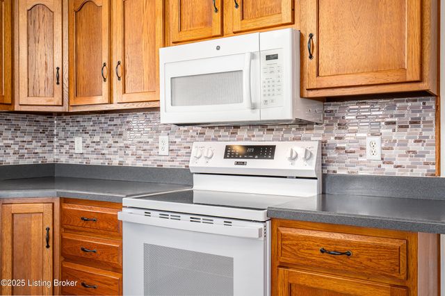 7701 Beagle Pl, Louisville, KY 40219