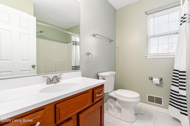 7701 Beagle Pl, Louisville, KY 40219