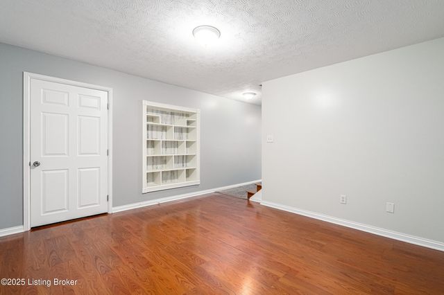 7701 Beagle Pl, Louisville, KY 40219