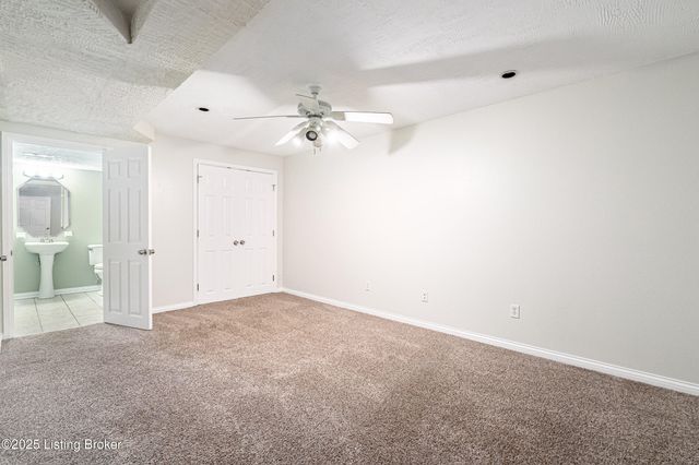 7701 Beagle Pl, Louisville, KY 40219