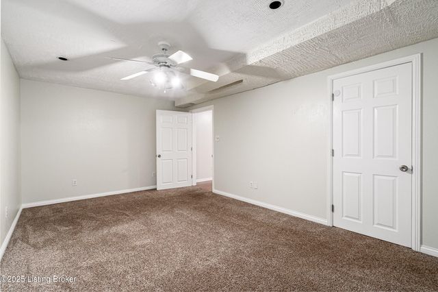 7701 Beagle Pl, Louisville, KY 40219