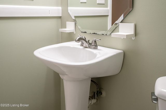 7701 Beagle Pl, Louisville, KY 40219