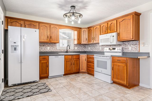 7701 Beagle Pl, Louisville, KY 40219