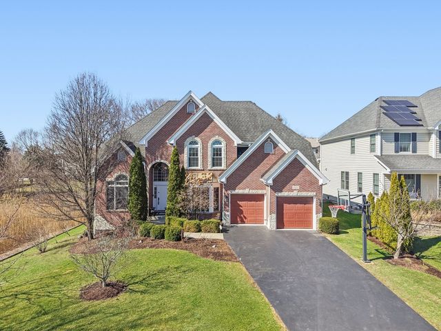 824 Megan Court, Westmont, IL 60559