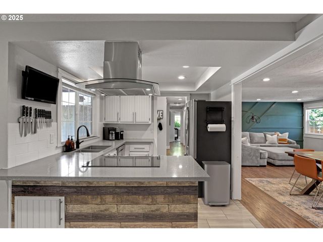 15249 Ne BEECH Ct, Portland, OR 97230