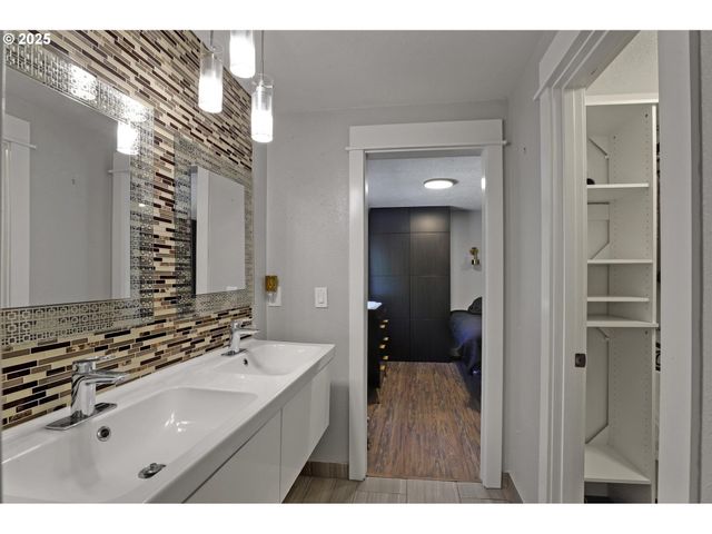 15249 Ne BEECH Ct, Portland, OR 97230