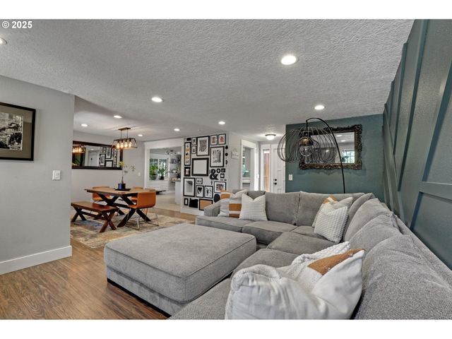 15249 Ne BEECH Ct, Portland, OR 97230