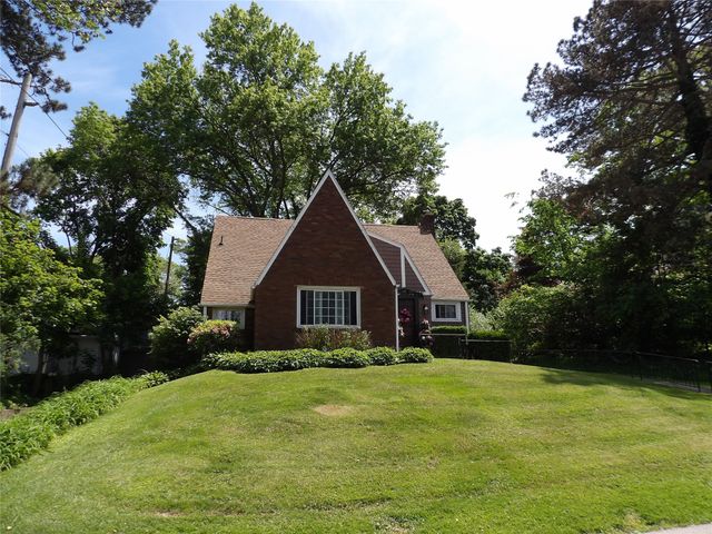 1115 CHESTNUT HILL Drive, Erie, PA 16509