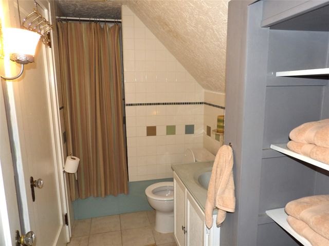 1115 CHESTNUT HILL Drive, Erie, PA 16509