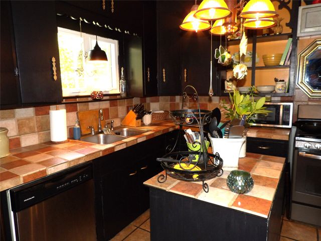 1115 CHESTNUT HILL Drive, Erie, PA 16509