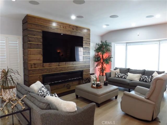 725 W 111th Street, Los Angeles, CA 90044