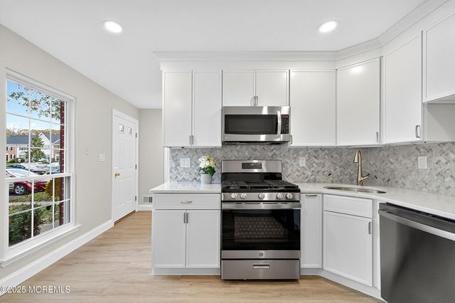 61 Albury Way, North Brunswick, NJ 08902