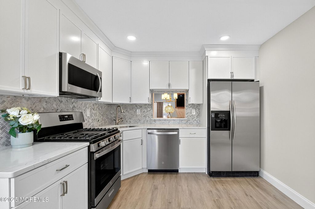 61 Albury Way, North Brunswick, NJ 08902