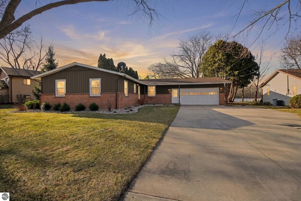 901 Riverview, Alma, MI 48801