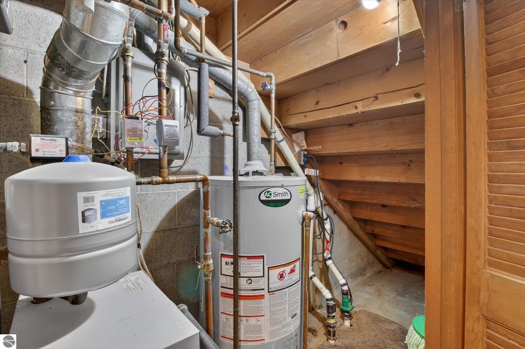 Image 11 of property listing at 901 Riverview, Alma, MI 48801