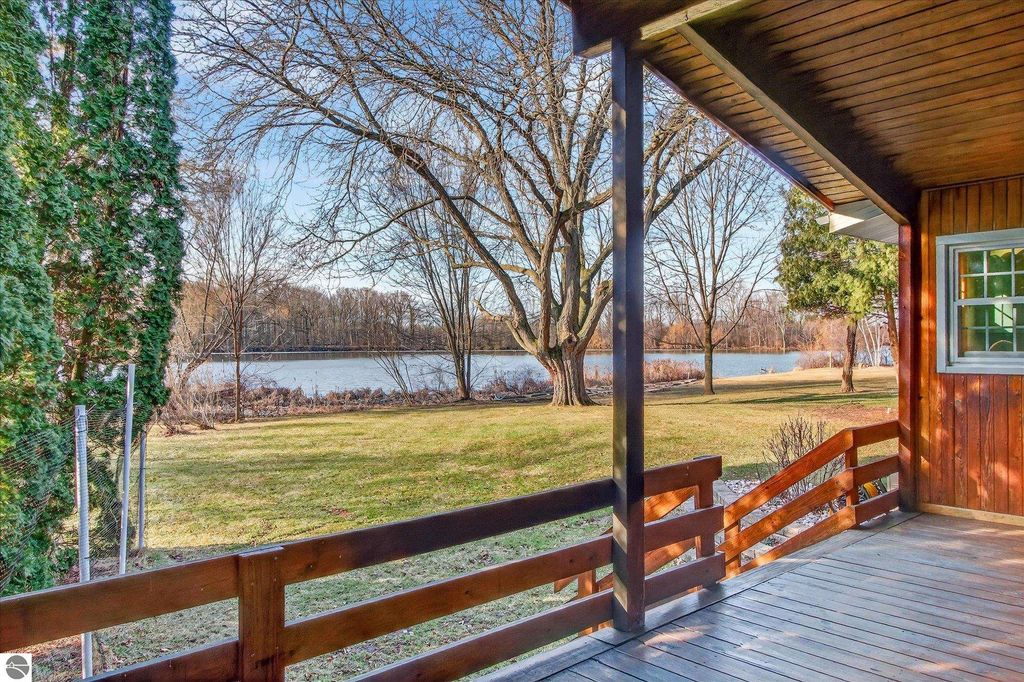 Image 16 of property listing at 901 Riverview, Alma, MI 48801