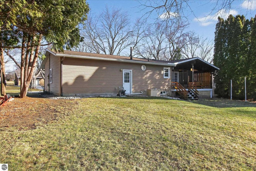 Image 17 of property listing at 901 Riverview, Alma, MI 48801