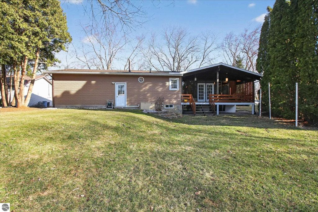 Image 18 of property listing at 901 Riverview, Alma, MI 48801