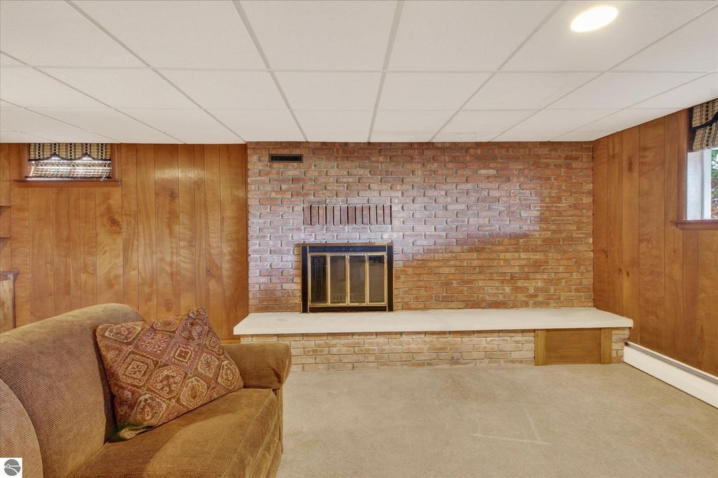 Image 2 of property listing at 901 Riverview, Alma, MI 48801