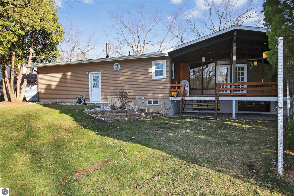 Image 20 of property listing at 901 Riverview, Alma, MI 48801