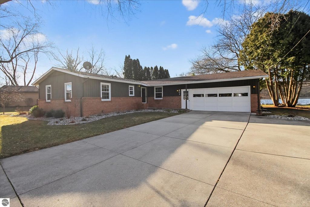 Image 25 of property listing at 901 Riverview, Alma, MI 48801