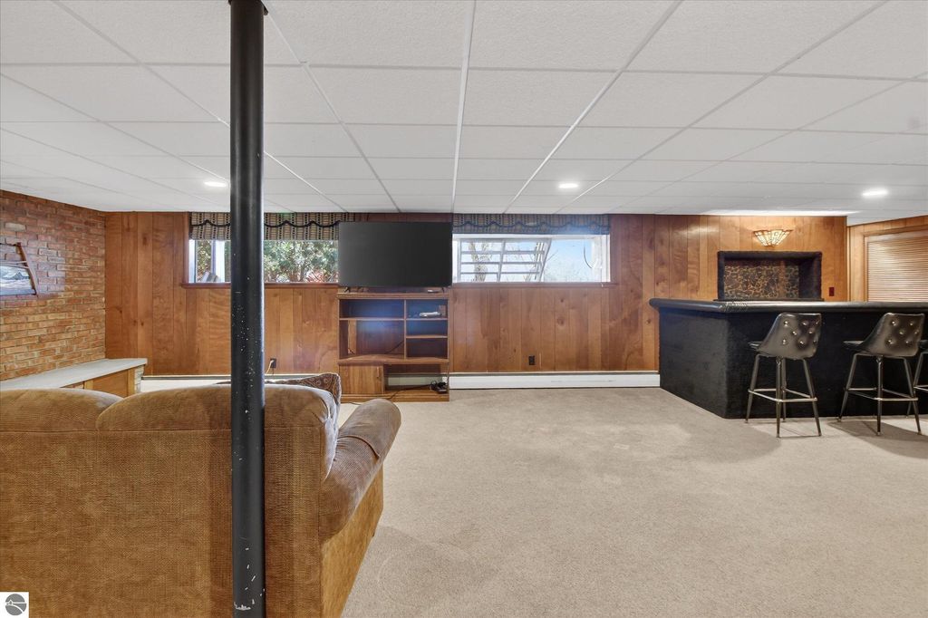 Image 3 of property listing at 901 Riverview, Alma, MI 48801